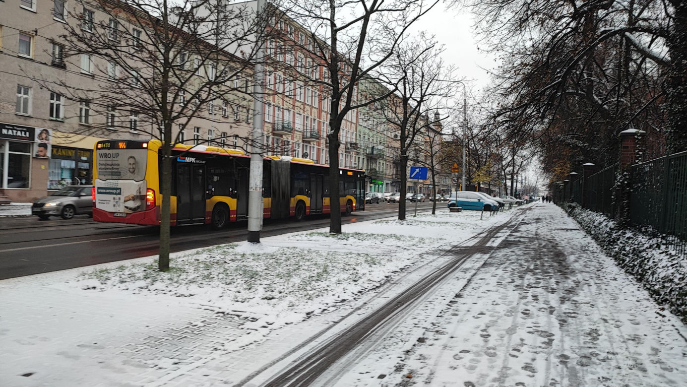 Wrocław pod śniegiem. Trudne warunki na drogach, korki, opóźnienia i awarie