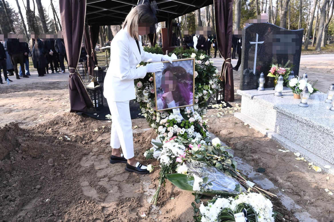 Przejmujący widok na grobie Lizy. To miejsce wyróżnia się na cmentarzu