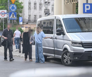 Małgorzata Socha przebiera się na ulicy