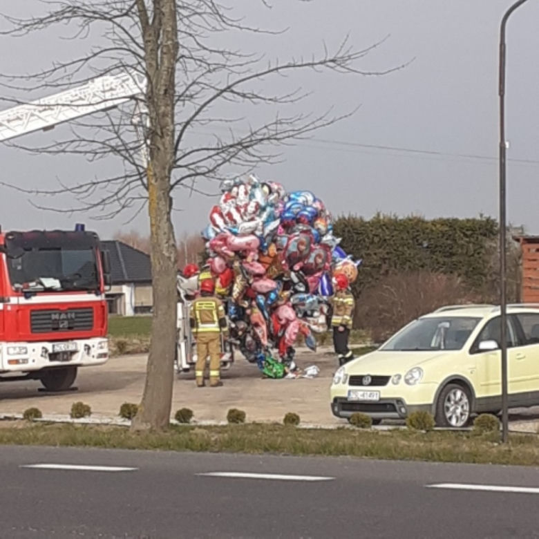 Ratowali... baloniki! Niecodzienna akcja strażaków spod Sławna