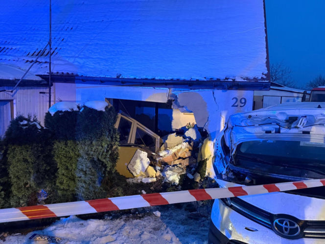 Wypadł busem z drogi, huknął w dom. Trzy osoby ranne, mieszkańcy stracili dach nad głową