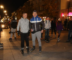 Nightskating. Warszawiacy przejechali stolicę na rolkach [Zdjęcia]
