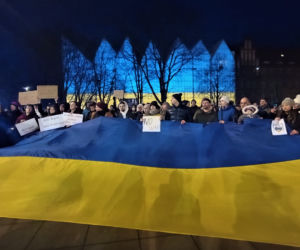 Manifestacja przeciwko wojnie na Ukrainie na placu Solidarności w Szczecinie