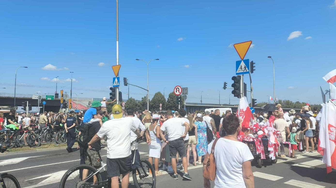 Tłumy na defiladzie wojskowej w Warszawie