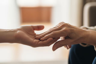 Dziewięciolatka uratowała dziadka. Co zdradziła dyspozytorowi, by uratować mu życie?