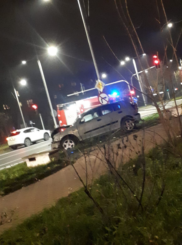 Dramatyczny wypadek radiowozu w centrum Częstochowy. Ranni policjanci trafili do szpitala [ZDJĘCIA]