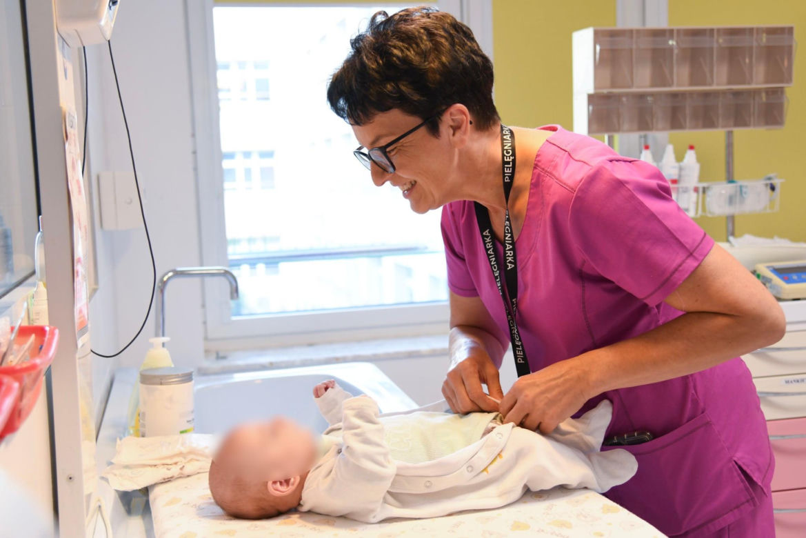 Maleńki Staś samotnie czeka w szpitalu na rodzinę