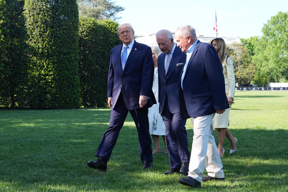 Król Karol i królowa Kamila u Trumpów. Melania dała im herbatę, a potem pokazała pasiekę w kształcie Białego Domu