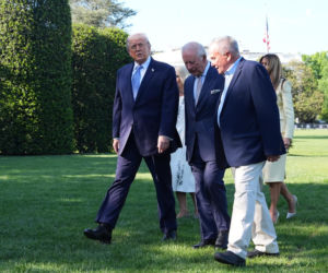 Król Karol i królowa Kamila u Trumpów. Melania dała im herbatę, a potem pokazała pasiekę w kształcie Białego Domu