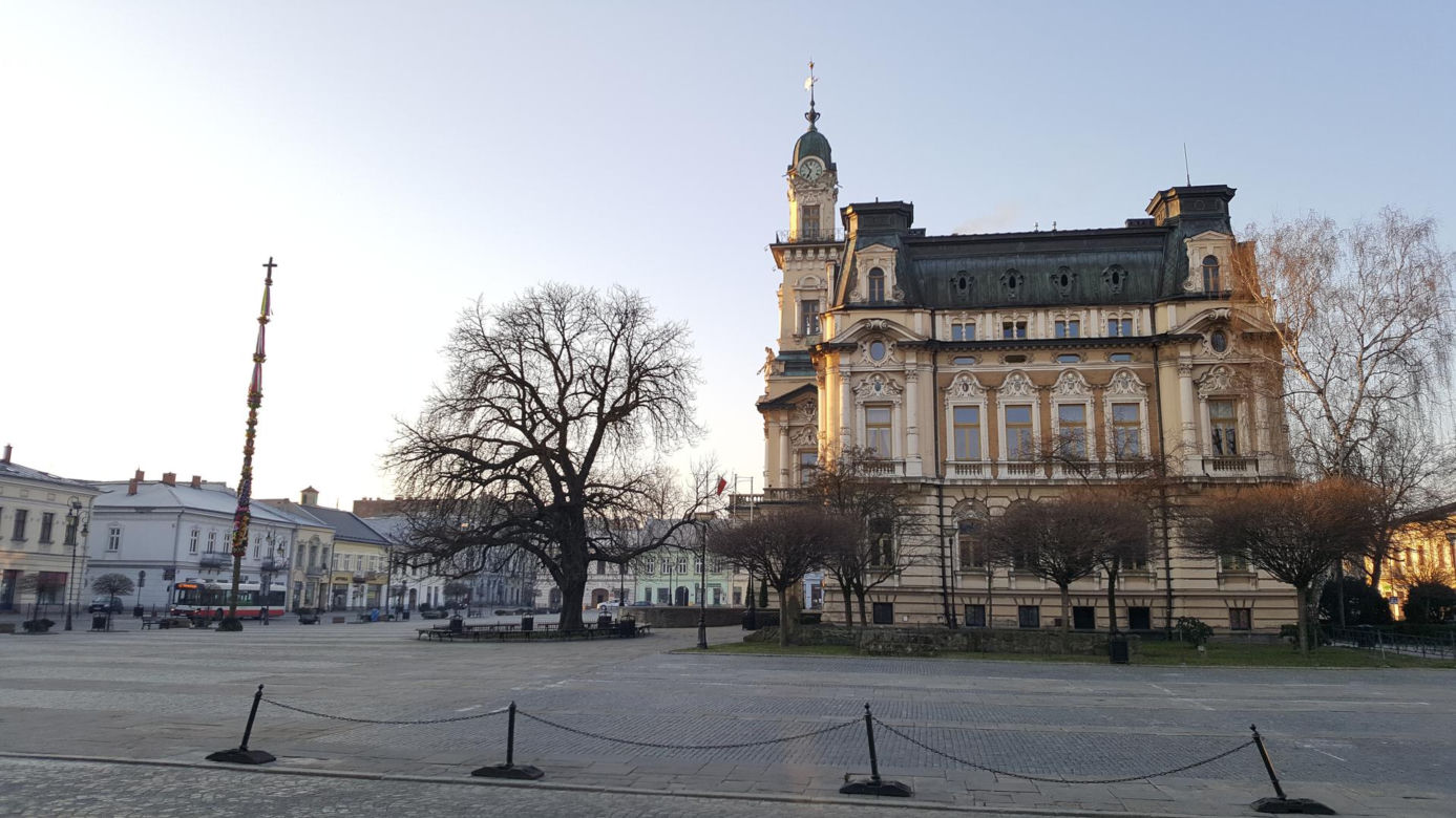 Za tydzień Wielkanoc! Przypomina o tym palma na sądeckim rynku