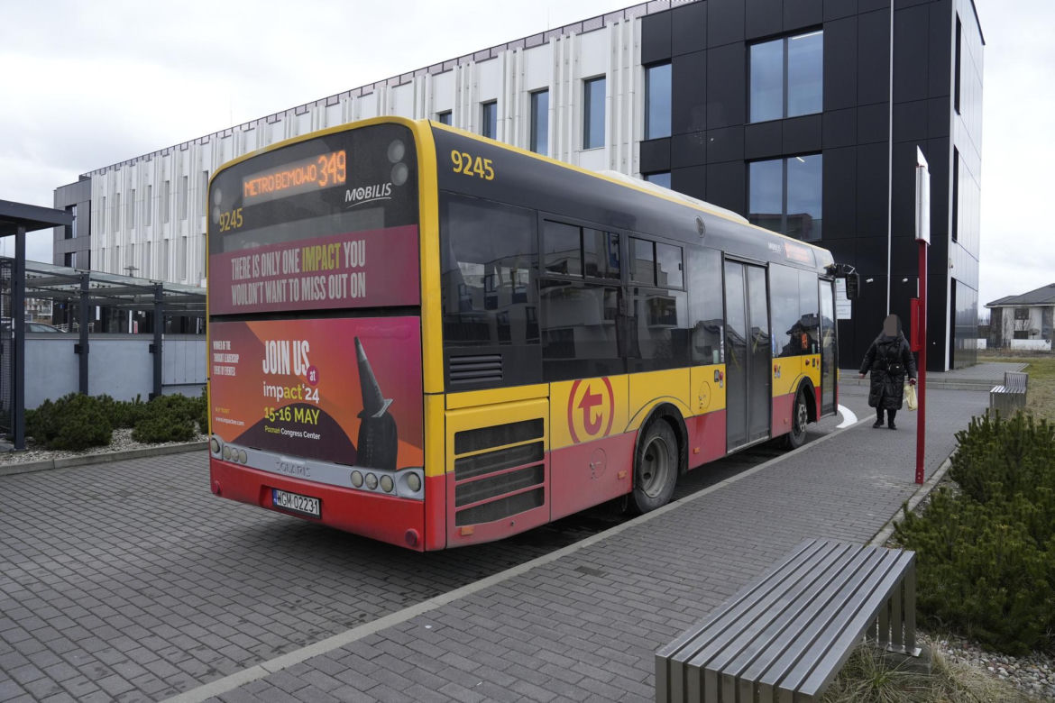 Autobus już może zakręcić. Koniec groteski przed przychodnią na Bemowie