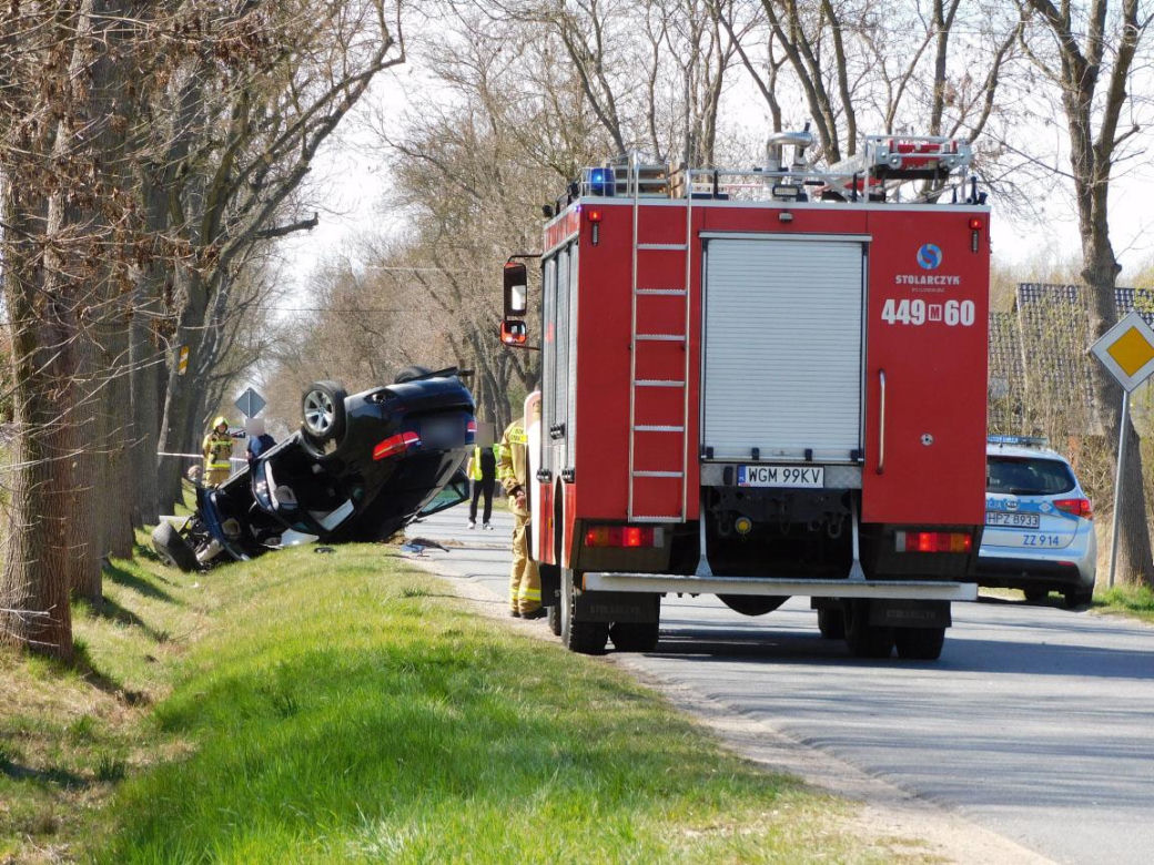  Jaktorów: 15-latek na rowerze wpadł pod samochód. Auto dachowało, są ranni