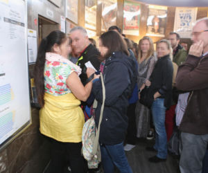 Biją się o darmowe bilety do teatru