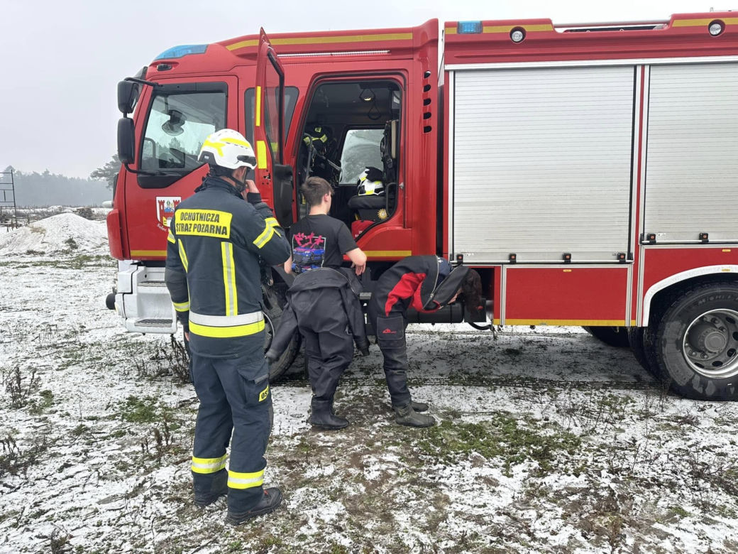 Tafla lodu zarwała się pod psami! Na ratunke ruszyli strażacy [ZDJĘCIA]