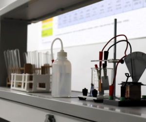 W Liceum Ogólnokształcącym w Górze otwarto nowoczesną pracownię chemiczną [ZDJĘCIA]