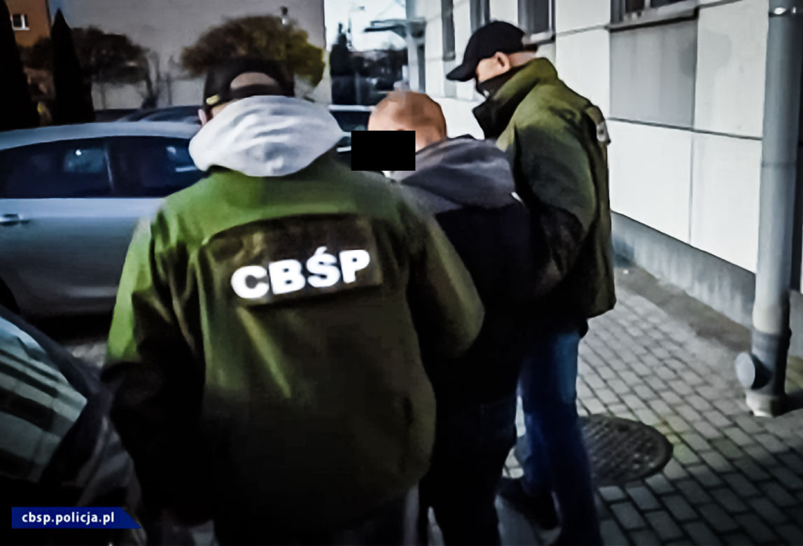Potężna akcja CBŚP w Bydgoszczy! Broń maszynowa i maczety. Co tam się działo?! 