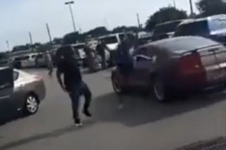 Kierowca Mustanga zrewanżował się za skopanie jego auta. Szybka i mocna reakcja - WIDEO