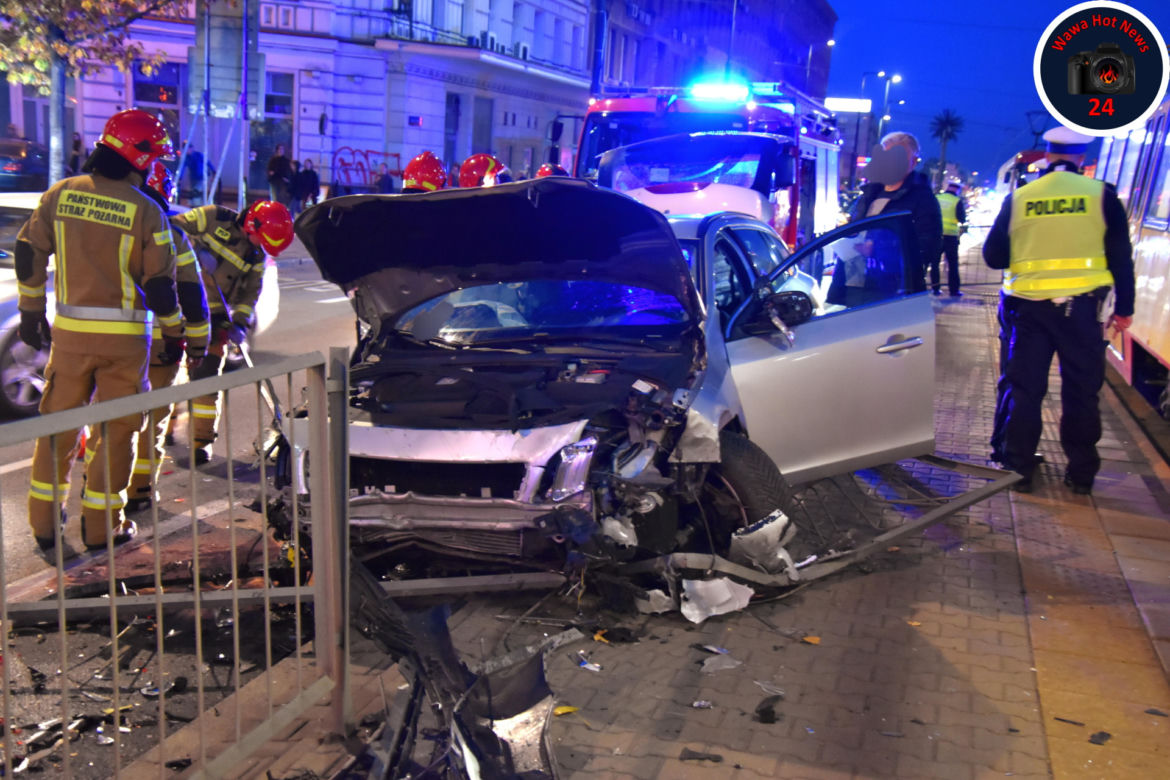 Koszmarne zderzenie audi, volvo i tramwaju. Totalna demolka na przystanku