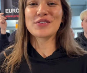 Alicja Szemplińska na lotnisku