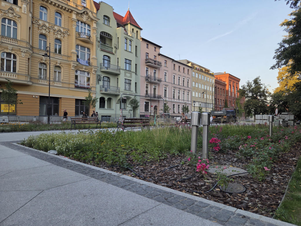 Plac Wolności w Bydgoszczy już bez pomnika, ale z nową rzeźbą. Sprawdzamy, kiedy koniec prac