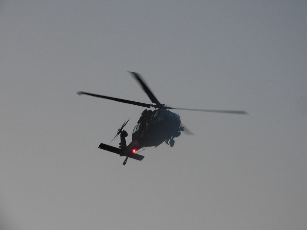Strzały i wybuchy w Warszawie. Helikoptery nad miastem, na ulicach uzbrojone pojazdy! Co się dzieje? 	