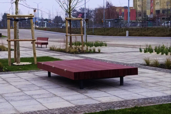 Plac przed Netto Areną po przebudowie