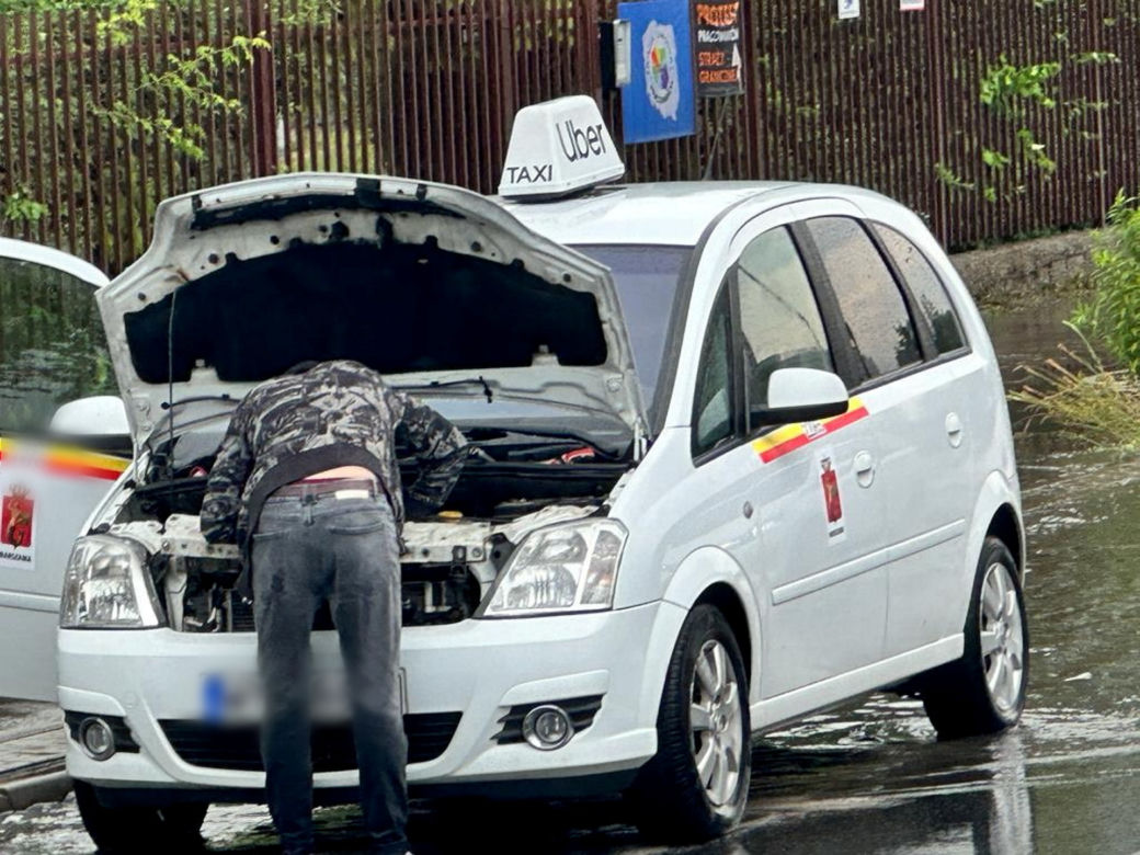 Totalna nawałnica w Warszawie. Samochody zatonęły na drodze