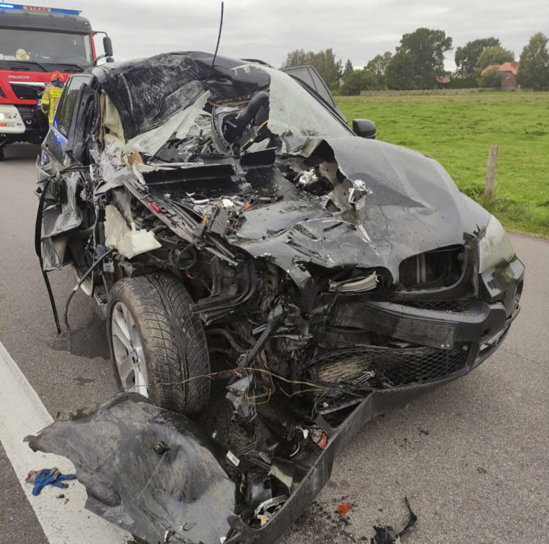 Łyse. Wystarczyła chwila nieuwagi. Zmasakrowane bmw, w środku 18-latek! [ZDJĘCIA]