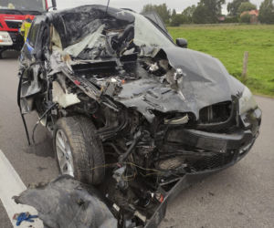 Łyse. Wystarczyła chwila nieuwagi. Zmasakrowane bmw, w środku 18-latek! [ZDJĘCIA]