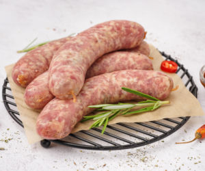 Jak ugotować białą kiełbasę, żeby była soczysta i nie pękła – prosty trik robi różnicę