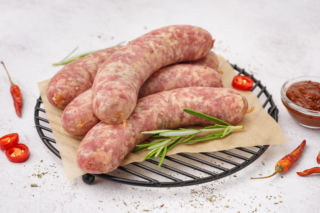 Jak ugotować białą kiełbasę, żeby była soczysta i nie pękła – prosty trik robi różnicę