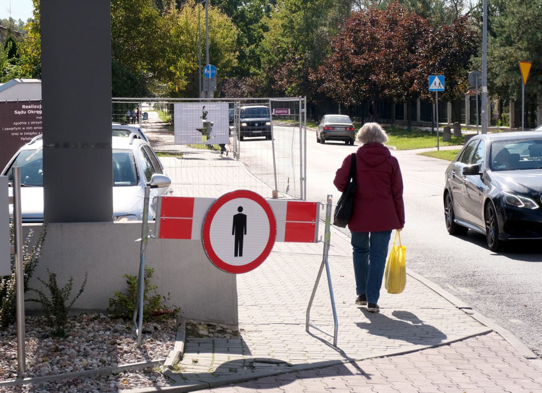 Wojna o chodnik w Wesołej