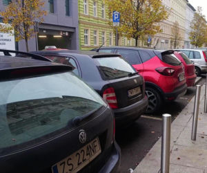 Pełne parkingi na ulicach