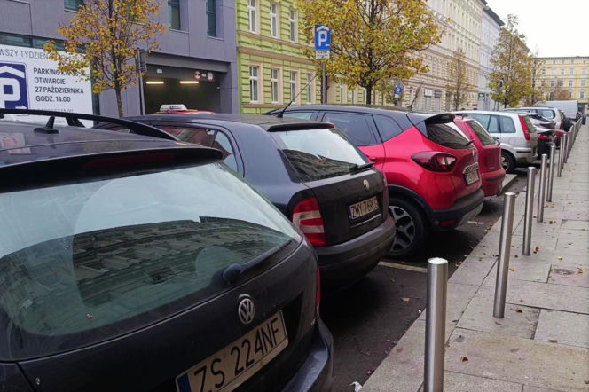 Pełne parkingi na ulicach