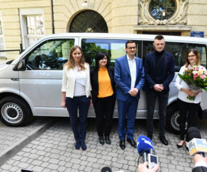Premier Morawiecki u sześcioraczków z Krakowa