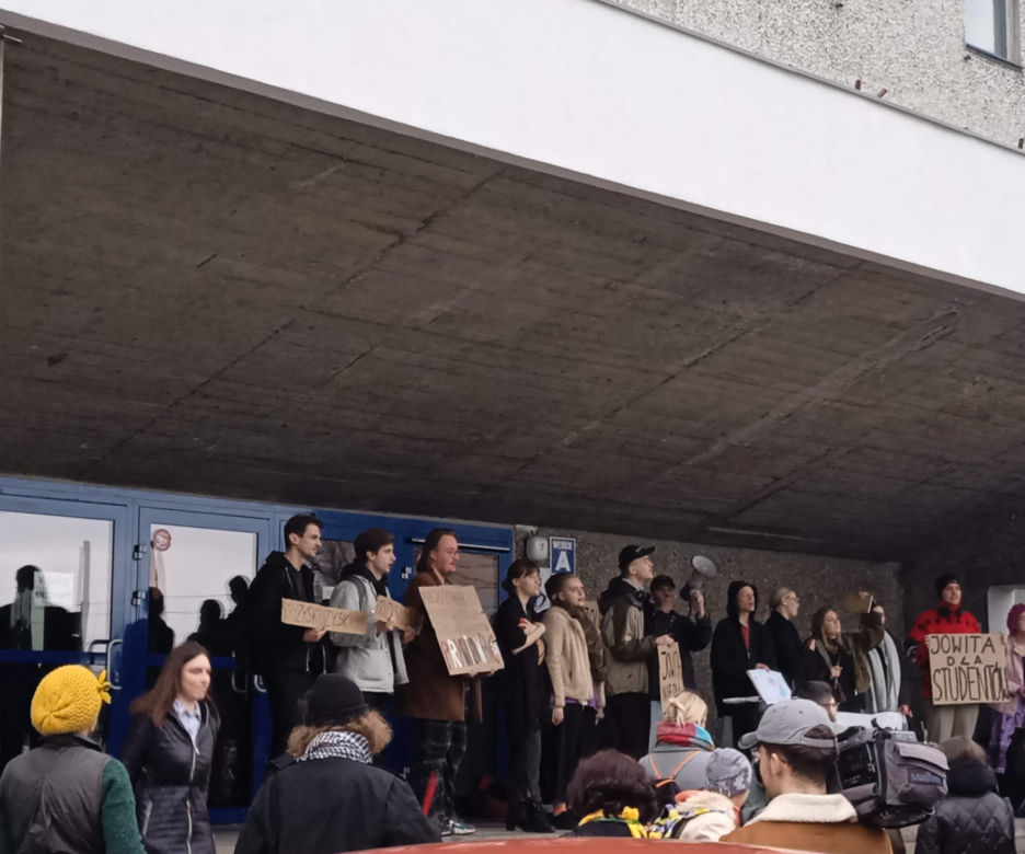 Protest studentów pod Domem Studenckim Jowita w Poznaniu