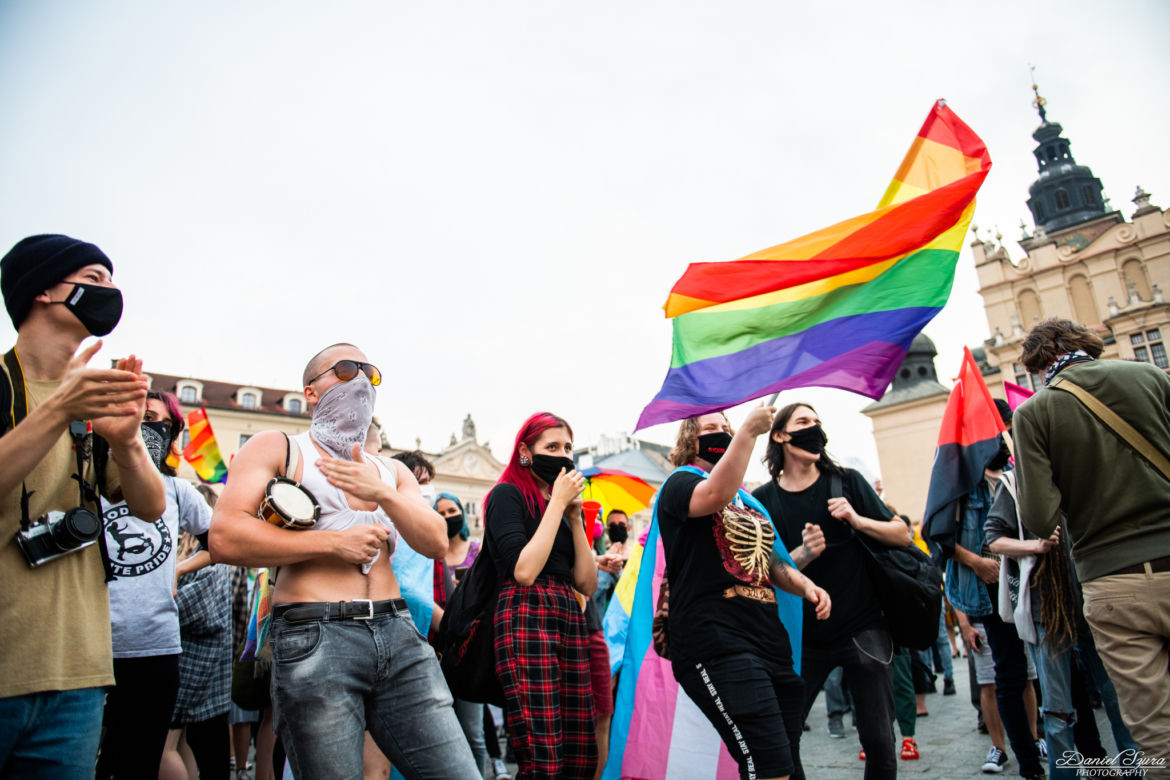 Demonstracja LGBT i narodowców na krakowskim Rynku