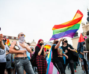 Demonstracja LGBT i narodowców na krakowskim Rynku