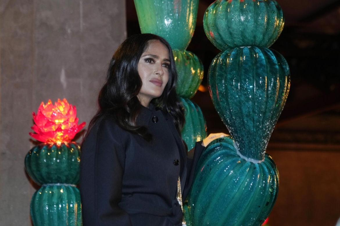 Salma Hayek pokazała niepublikowane zdjęcia ze ślubu. Tak wyglądała 15 lat temu. Wow!