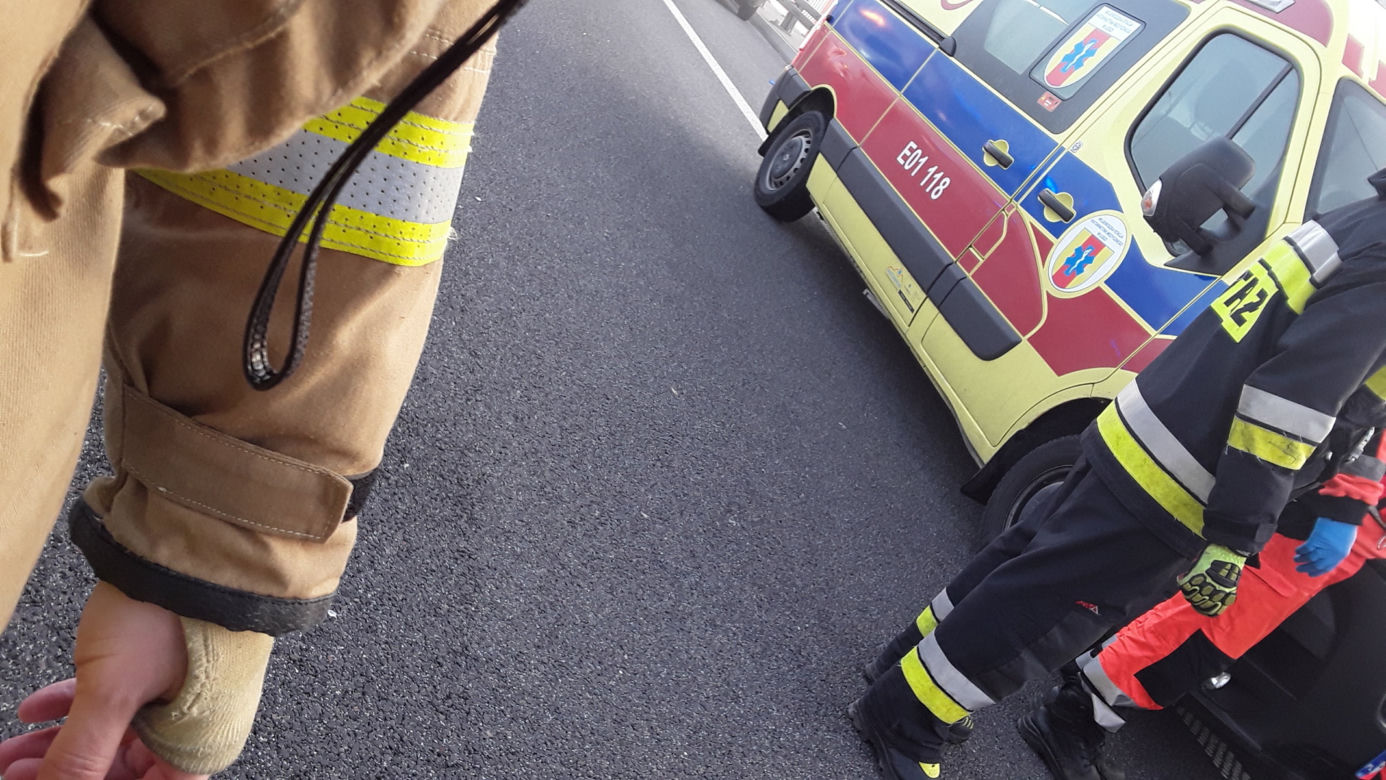 Śmiertelny wypadek na A1 pod Łodzią! 43-latek z busa nie żyje, kilka osób rannych [ZDJĘCIA].
