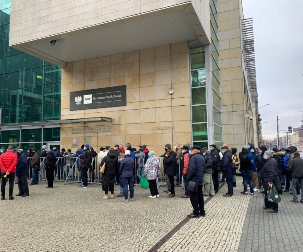 Katowice: Tłumy przed siedzibą NBP po banknot z Lechem Kaczyńskim. Doszło do przepychanek, interweniowała policja