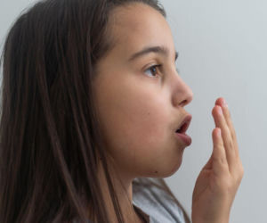 Nieświeży oddech u dziecka nie zawsze jest związany z brakiem higieny