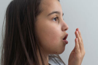 Nieświeży oddech u dziecka to nie zawsze wina higieny. Czasem problem jest w nosie lub żołądku