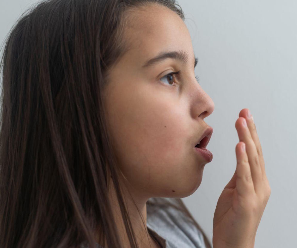 Nieświeży oddech u dziecka nie zawsze jest związany z brakiem higieny