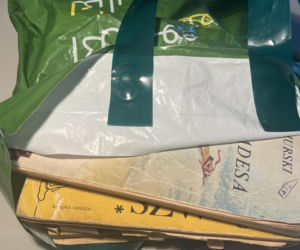 Seniorka przechytrzyła oszustów. Zamiast pieniędzy wyrzuciła książki