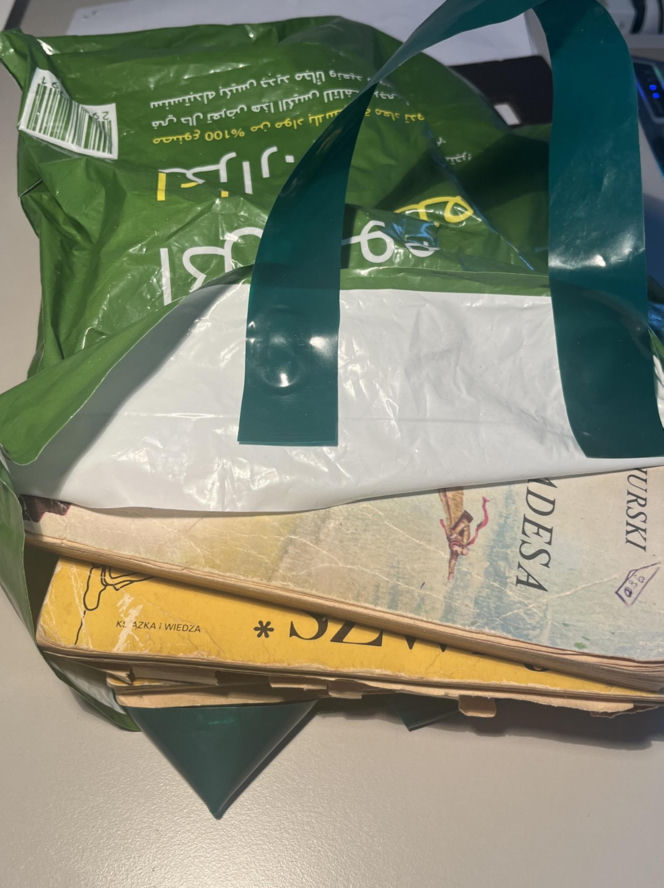 Seniorka przechytrzyła oszustów. Zamiast pieniędzy wyrzuciła książki