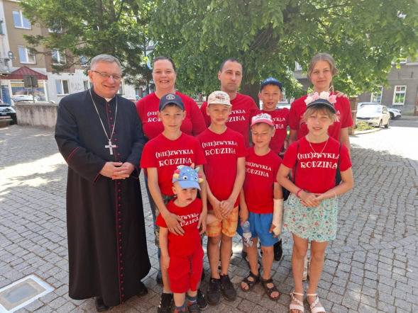 Rodzina państwa Kaczorowskich przyjechała na Marsz dla Życia i Rodziny do Koszalina z Pękanina