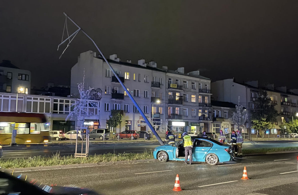 Nocna makabra na ulicach Warszawy. BMW ścięło latarnie. Egipskie ciemności na Grochowskiej