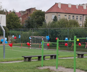 Zmodernizowane boisko przy Szkole Podstawowej Sióstr Nazaretanek w Kaliszu już otwarte