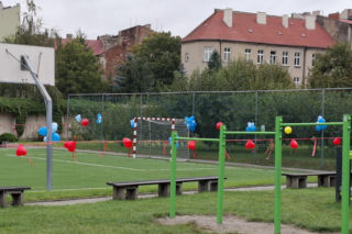 Zmodernizowane boisko przy Szkole Podstawowej Sióstr Nazaretanek w Kaliszu już otwarte